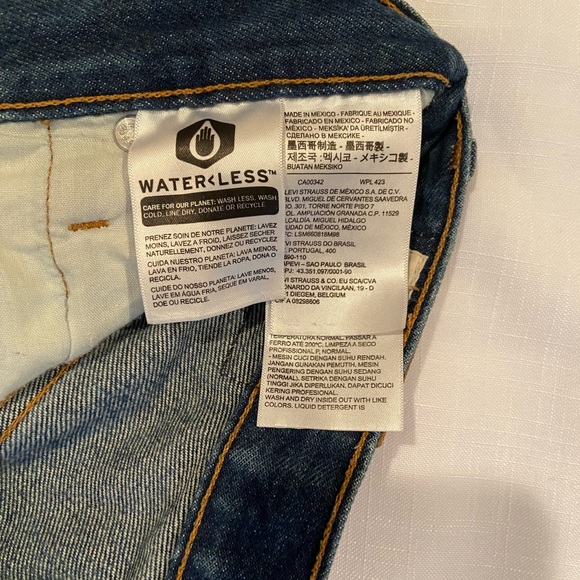 Levi’s 501® ORIGINAL HIGH RISE WOMEN'S SHORTS - Size 25 in “Silver Lake” - Picture 6 of 7